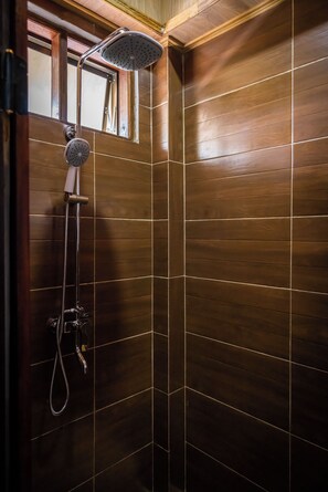 Ducha, artículos de higiene personal gratuitos y secador de pelo