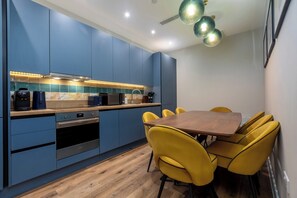 Fridge, microwave, oven, stovetop - Palm Tree House | Van Gogh (Greater London)