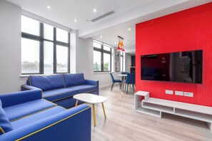 TV - Palm Tree House | The Mondrian (Greater London)