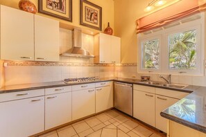 雪櫃、微波爐、焗爐、爐具