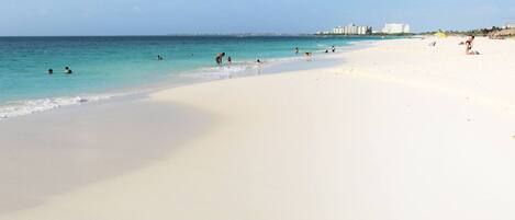 Una playa cerca, sillas reclinables de playa, toallas de playa
