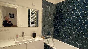 Apartemen, 1 kamar tidur, balkon, pemandangan kota | Kamar mandi