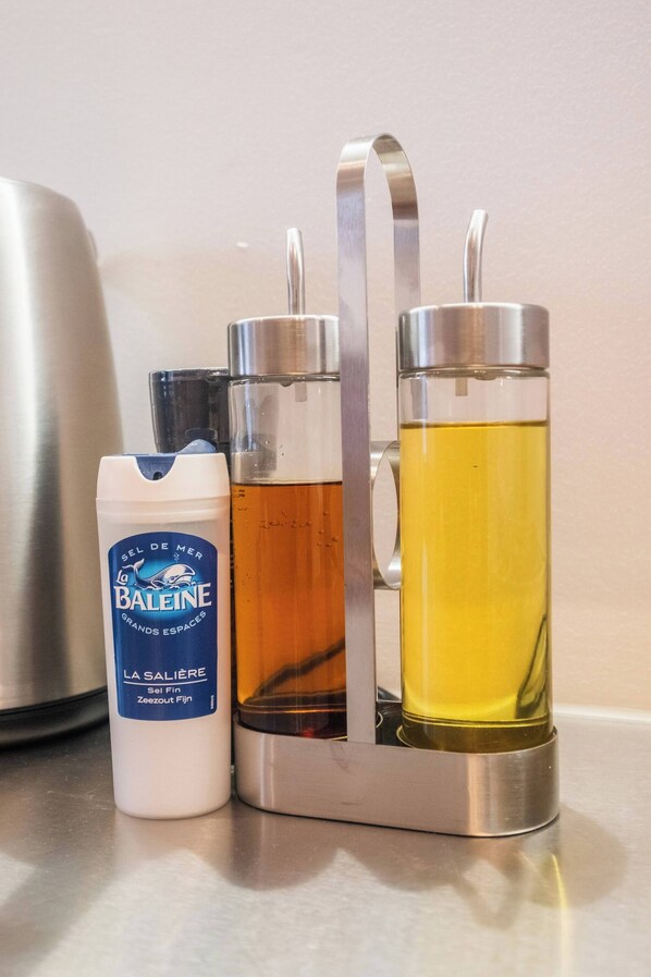 Bathroom amenities - Charming Renovated Apartment in Vibrant Saint Gilles, Brussels (Brussels)