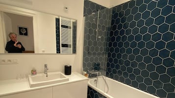 Appartement, 1 slaapkamer, balkon, uitzicht op de stad | Badkamer