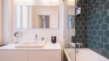 Appartement, 1 slaapkamer, balkon, uitzicht op de stad | Badkamer