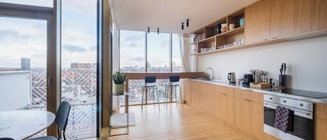 Fridge, oven, stovetop, dishwasher