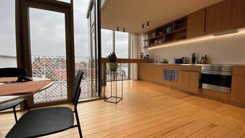 Fridge, oven, stovetop, dishwasher