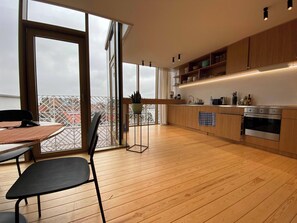 Frigorífico, horno, placa de cocina y lavavajillas