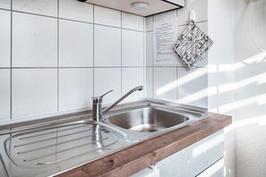 Kjøleskap, kokeplater, kaffetrakter/tekoker og vannkoker