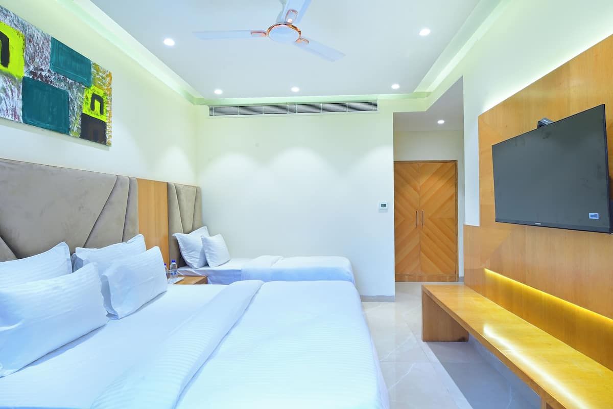 Habitación triple de lujo | Caja de seguridad en la habitación y insonorización