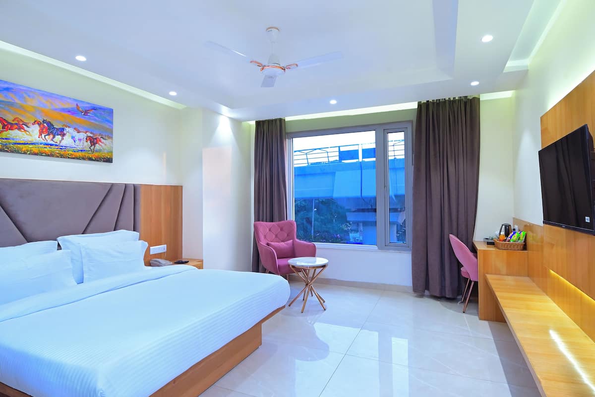 Suite estudio ejecutiva, vista a la ciudad | Caja de seguridad en la habitación y insonorización