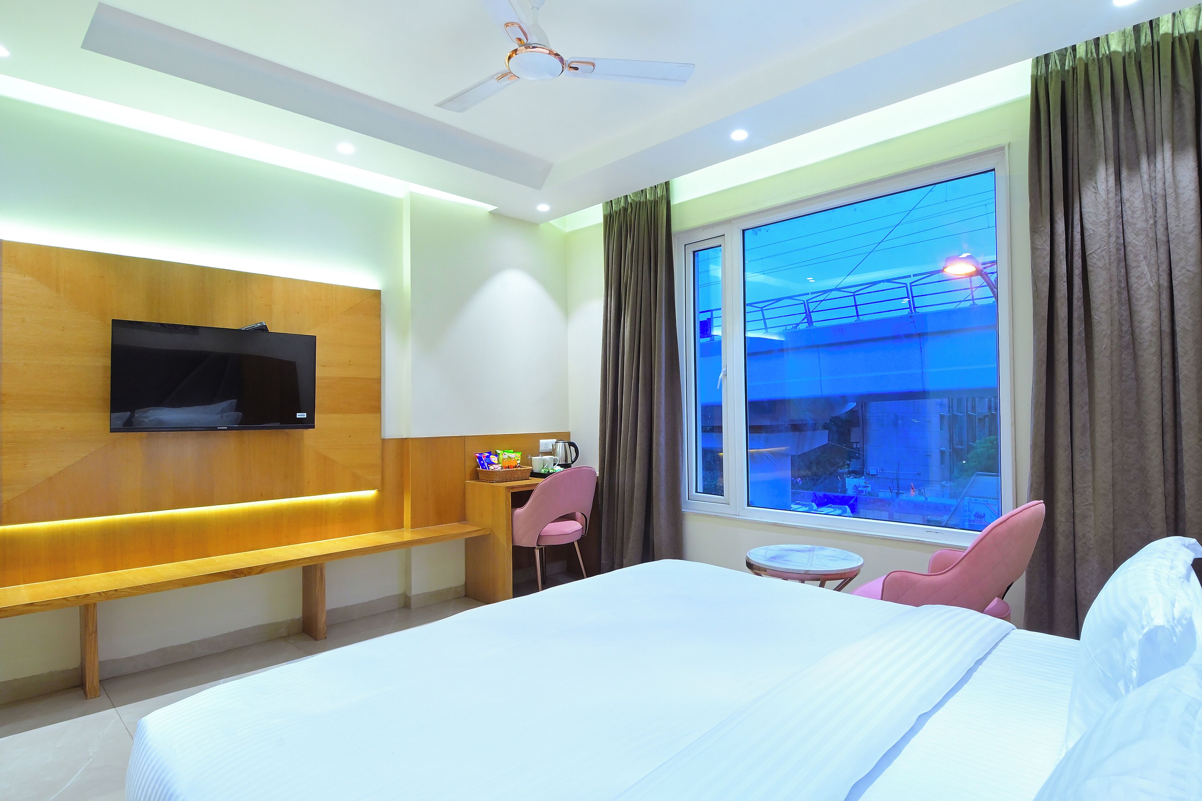 خزنة داخل الغرفة وتجهيزات عازلة للصوت ومكواة/لوح كي وواي فاي مجانًا