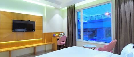 خزنة داخل الغرفة وتجهيزات عازلة للصوت ومكواة/لوح كي وواي فاي مجانًا