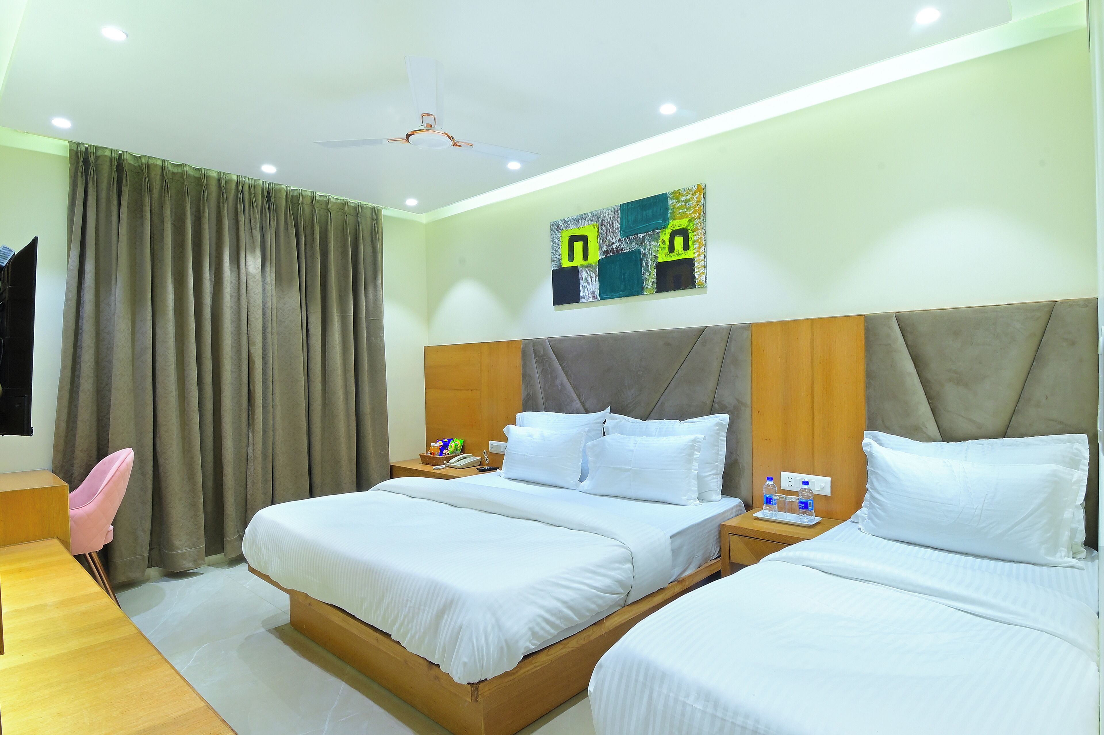 Luxury Triple Room | In-room safe, soundproofing, iron/ironing board, free WiFi
