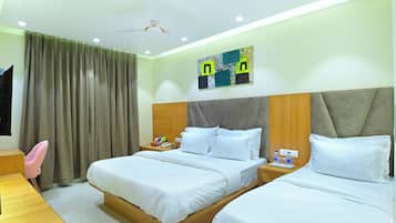 Luxury Triple Room | In-room safe, soundproofing, iron/ironing board, free WiFi