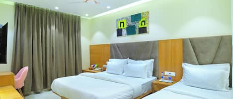 Luxury Triple Room | In-room safe, soundproofing, iron/ironing board, free WiFi