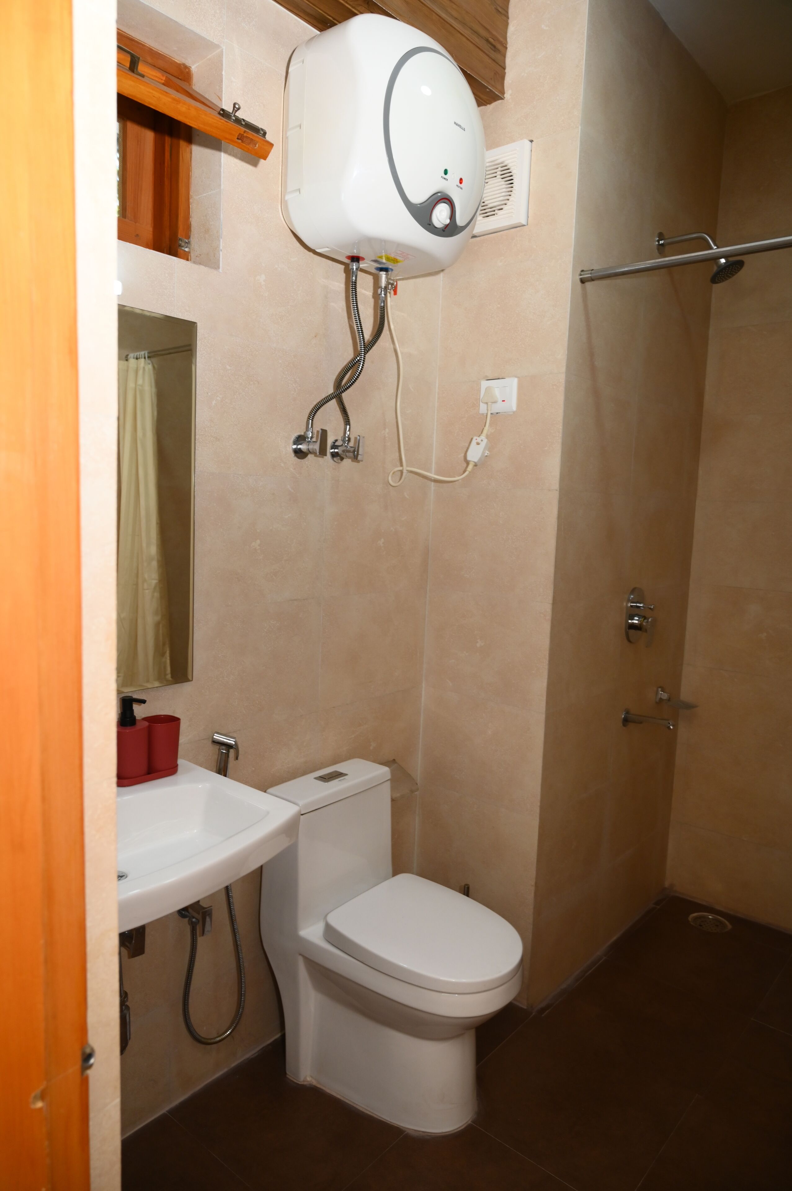 Een douche, zeep, shampoo, toiletpapier