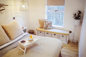 2 bedrooms, iron/ironing board, WiFi, bed sheets - At The River - A Fairytale Cottage by the Beach (Broughty Ferry)