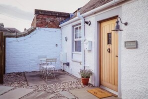 Exterior - At The River - A Fairytale Cottage by the Beach (Broughty Ferry)
