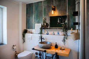 シャワー、ヘアドライヤー、タオル