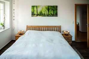 2 bedrooms, iron/ironing board, free WiFi, bed sheets - Apartment '4' with Lake View, Shared Terrace and Wi-Fi (Kummerow)