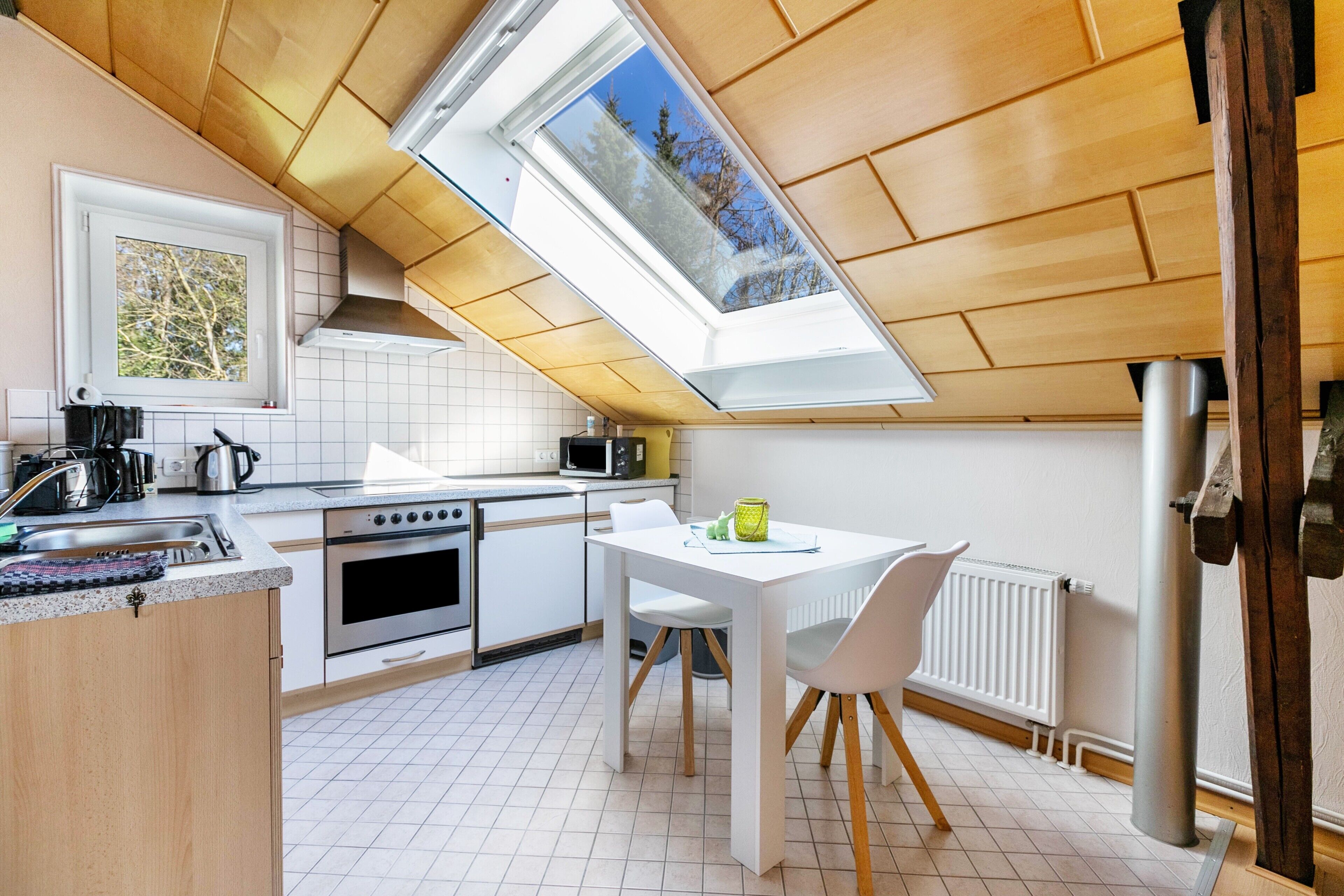 Refrigerador, horno, parrilla de estufa y cafetera y tetera 