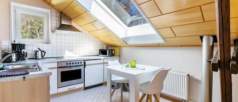 Fridge, oven, stovetop, coffee/tea maker