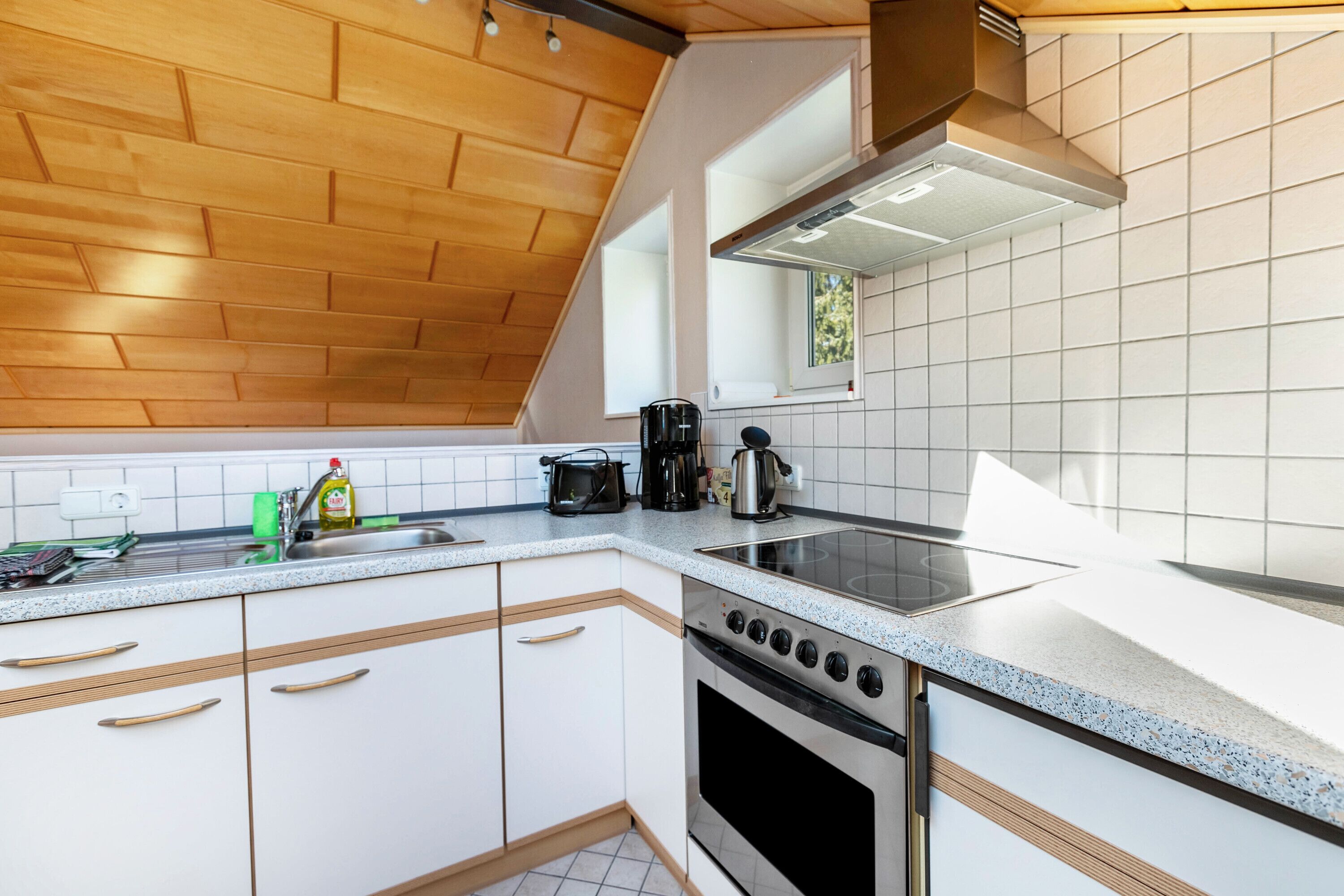 Réfrigérateur, four, plaque de cuisson, cafetière/bouilloire