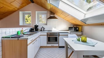 Kühlschrank, Ofen, Herdplatte, Wasserkocher mit Kaffee-/Teezubehör
