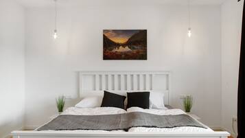 3 slaapkamers, een strijkplank/strijkijzer, gratis wifi, beddengoed