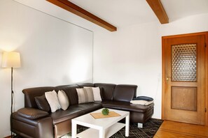 TV - Apartment 'Weinberg' with Balcony and Wi-Fi (Zeilarn)