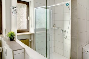 Shower, hair dryer, towels - Apartment 'Weinberg' with Balcony and Wi-Fi (Zeilarn)