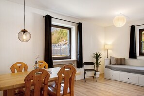 Dining - Apartment 'Weinberg' with Balcony and Wi-Fi (Zeilarn)