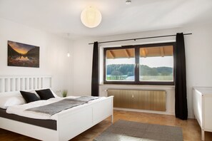 3 bedrooms, iron/ironing board, free WiFi, bed sheets - Apartment 'Weinberg' with Balcony and Wi-Fi (Zeilarn)