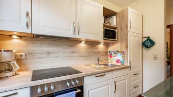 Een koelkast, een magnetron, een oven, een kookplaat