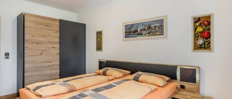 2 makuuhuonetta, silitysrauta/-lauta, ilmainen Wi-Fi, vuodevaatteet