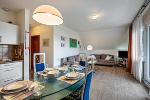 Dining - Apartment 'Abendsonne' with Shared Garden, Balcony and Wi-Fi (Westerdeichstrich)