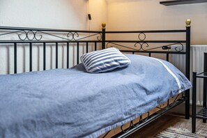 1 bedroom, iron/ironing board, free WiFi, bed sheets - Apartment 'Abendsonne' with Shared Garden, Balcony and Wi-Fi (Westerdeichstrich)