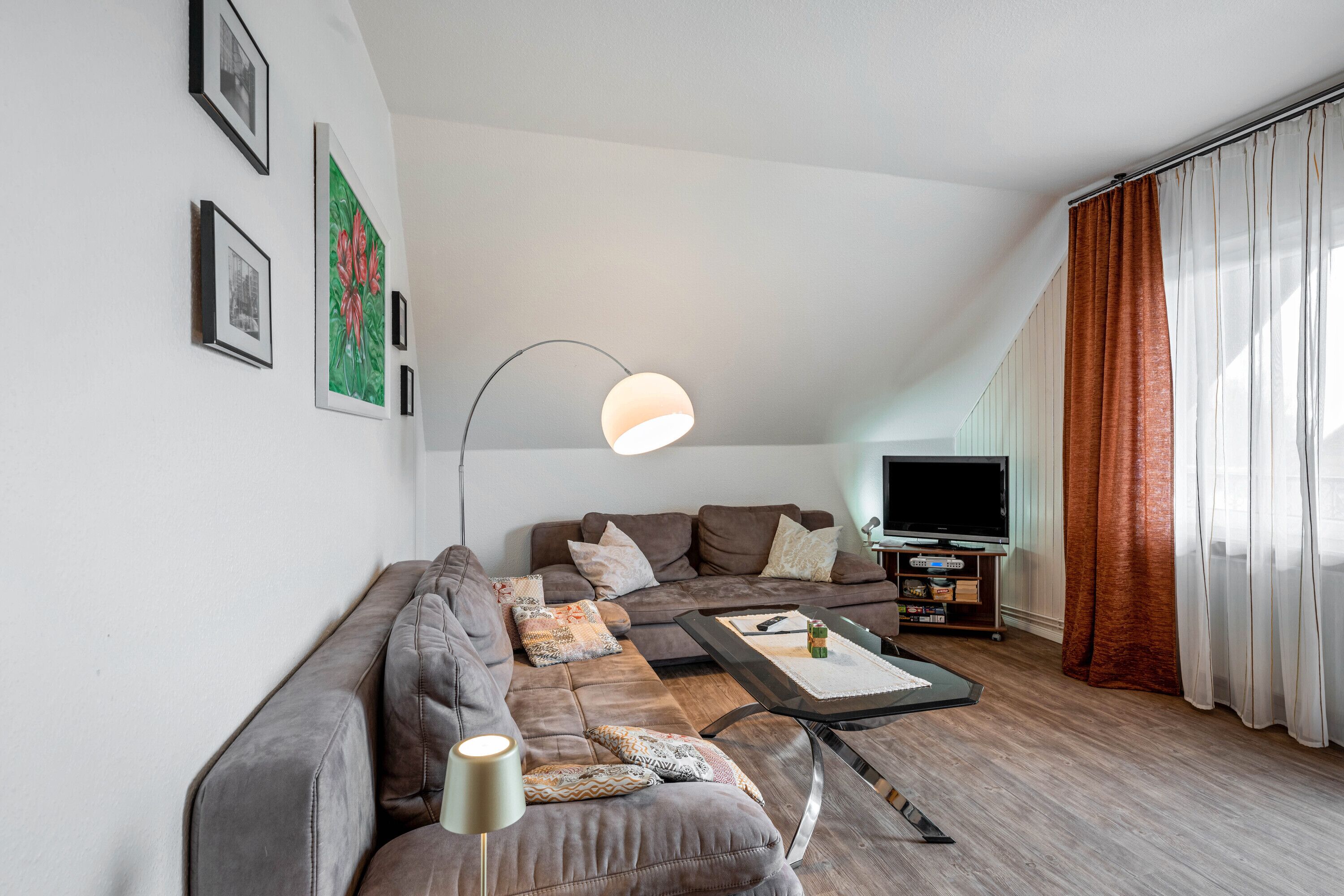 Una televisión, un reproductor estéreo