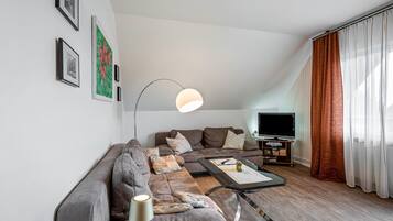 Una televisión, un reproductor estéreo