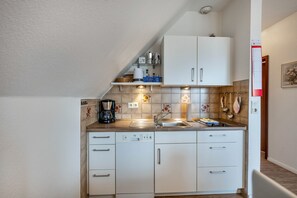 Fridge, microwave, oven, stovetop - Apartment 'Abendsonne' with Shared Garden, Balcony and Wi-Fi (Westerdeichstrich)
