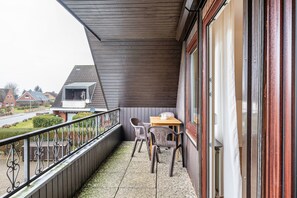 Outdoor dining - Apartment 'Abendsonne' with Shared Garden, Balcony and Wi-Fi (Westerdeichstrich)