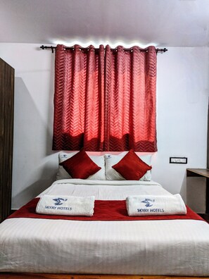 Desk, laptop workspace, free WiFi - Skyry Hotels Singanallur (Coimbatore)