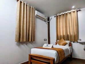Desk, laptop workspace, free WiFi - Skyry Hotels Singanallur (Coimbatore)