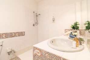 Shower, hair dryer, bidet, towels