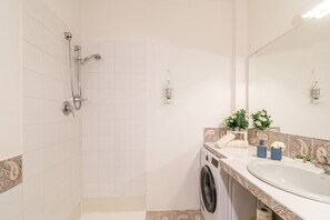 Een douche, een haardroger, een bidet, handdoeken