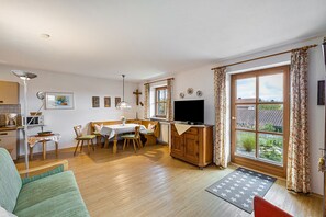 TV, stereo - Apartment 'Kauderer - Wohnung 1' with Private Terrace, Shared Garden and Wi-Fi (Waging am See)