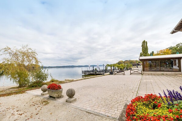 Property grounds - Apartment 'Kauderer - Wohnung 1' with Private Terrace, Shared Garden and Wi-Fi (Waging am See)