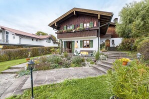 Exterior - Apartment 'Kauderer - Wohnung 1' with Private Terrace, Shared Garden and Wi-Fi (Waging am See)