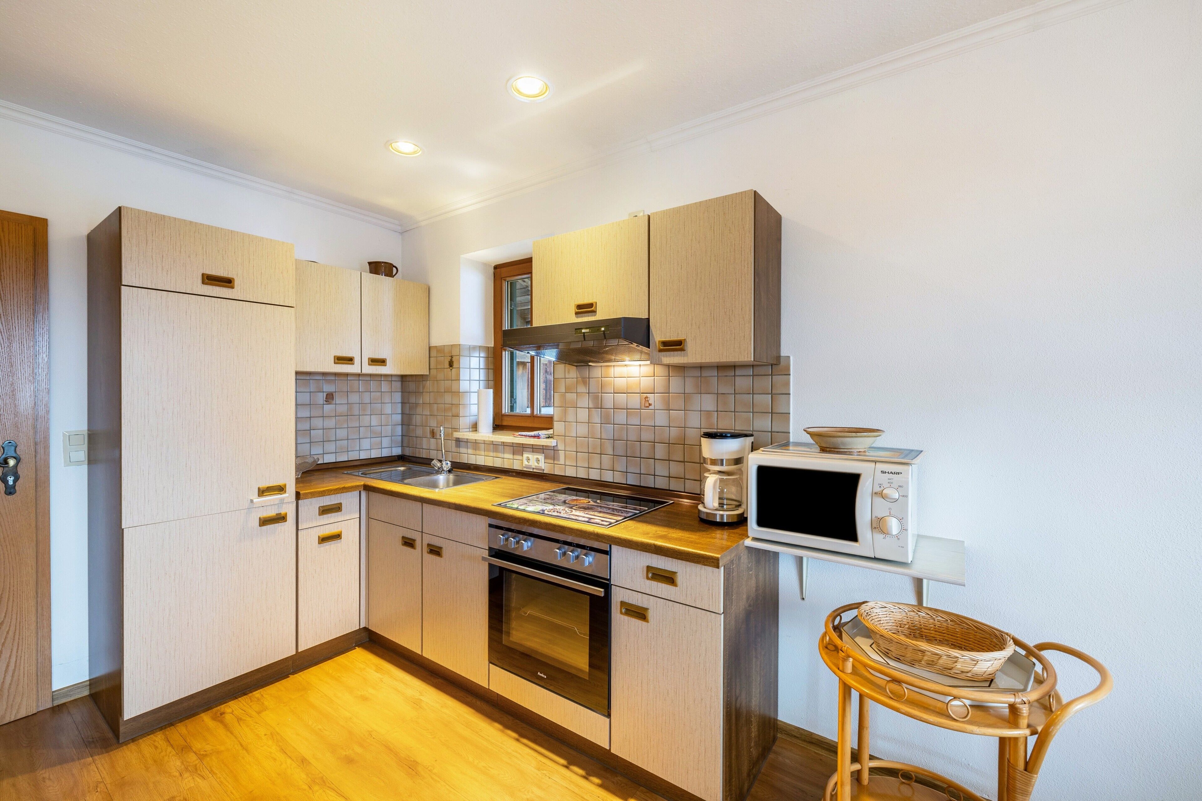 Een koelkast, een magnetron, een oven, een kookplaat